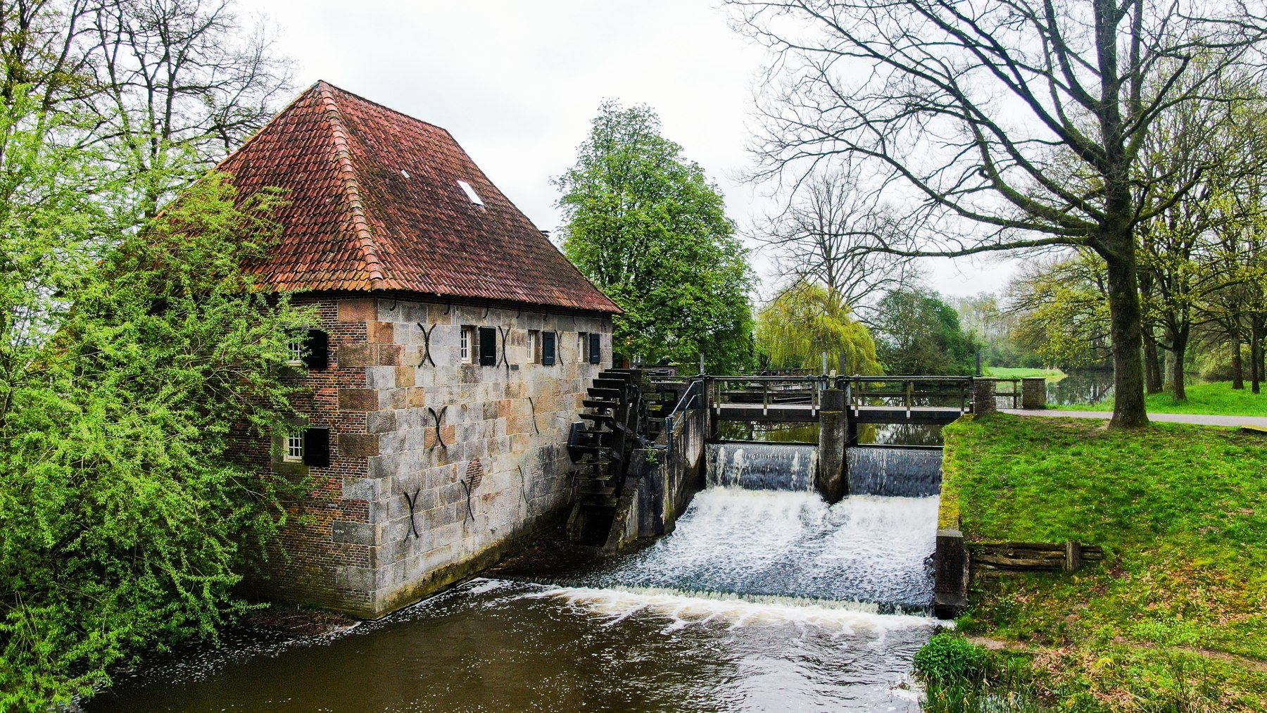 Watermolen tussen het groen